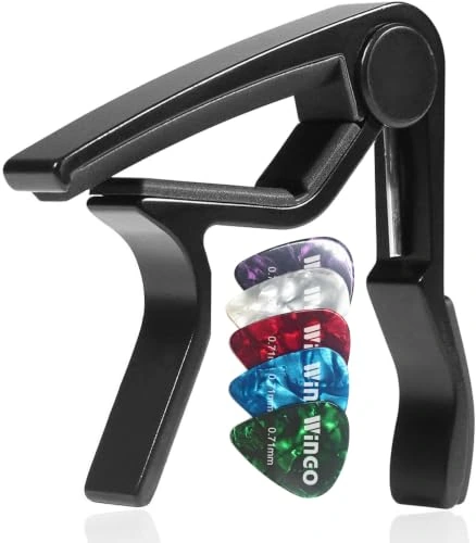 WiNGO capodastre JX-09BK avec médiators — Photo de la référence sélectionnée, issue des informations produit. Les accessoires ne sont inclus que lorsqu’ils sont explicitement décrits.
